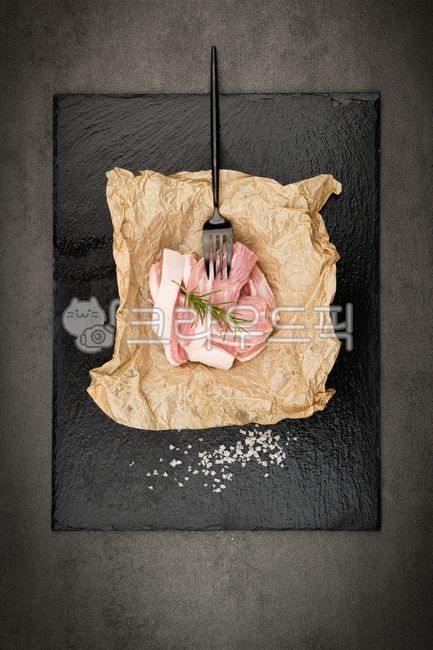 생고기,항정살,특수부위,돼지고기,플레이팅,후추,포크,접시,블랙,후추통,스튜디오,탑뷰,연출,연출컷,소금,천일염,배경,음식,요리,구이,재료