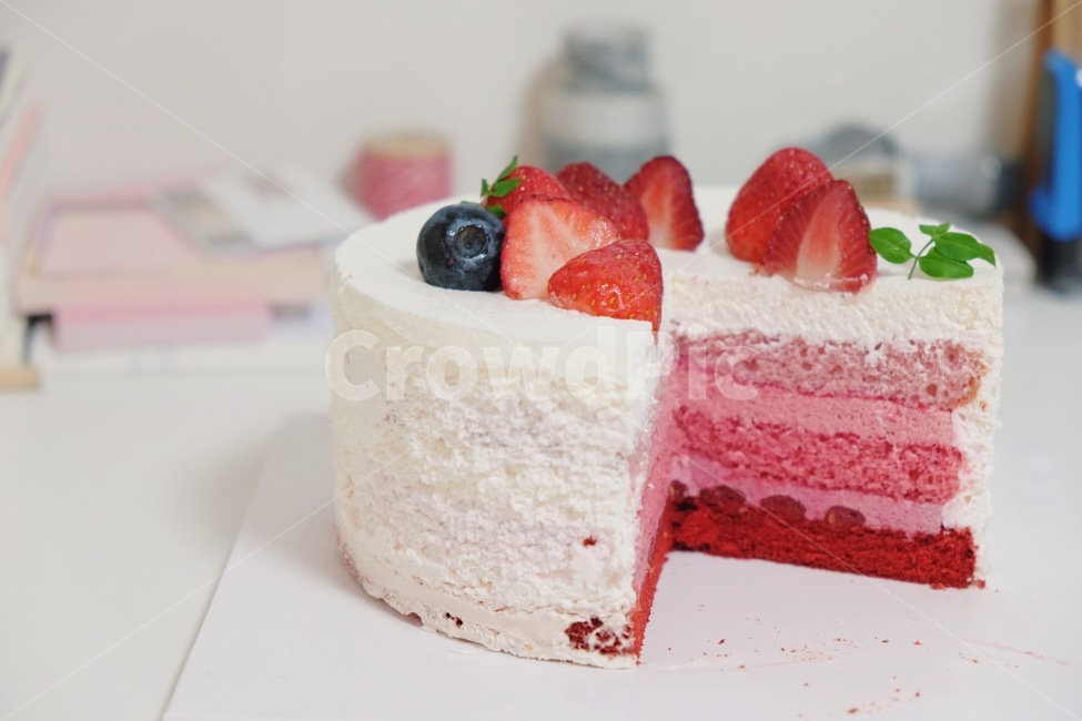 케이크,케잌,케익,딸기,생크림케이크,과일케이크,분홍케이크,핑크케이크,cake,strawberry,pinkcake,디저트,후식,핑크,분홍,블루베리,pink,dessert,책상,table,blueberry,잎,생크림,휘핑크림,음식,식재료,요리,food,cook,meal,dishes,food reserves,빵,bread,디저트,간식,후식,dessert,snack