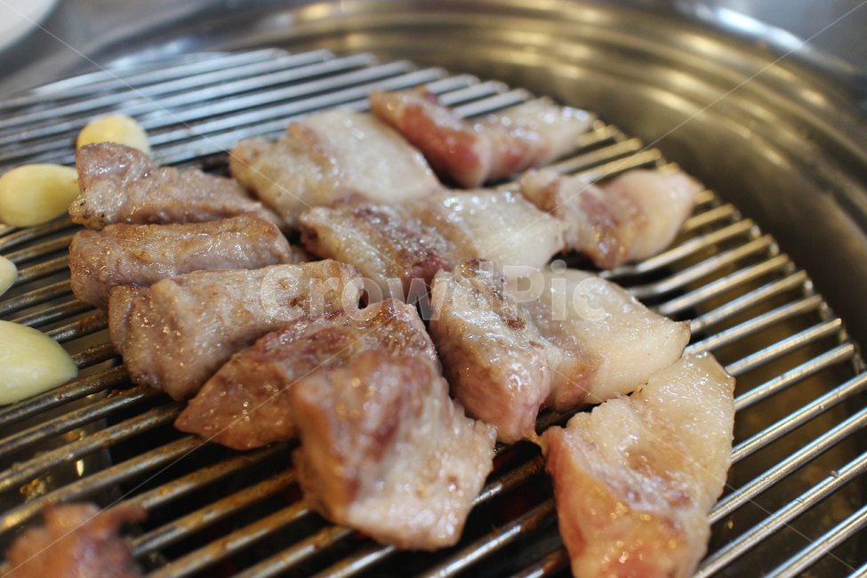 바베큐,food,음식,bbq,숯불,삼겹살,한국,전통,문화,역사,돼지,고기,맛있는,연기,불판,그릴,목살,굽다,뜨거움,소스,양념