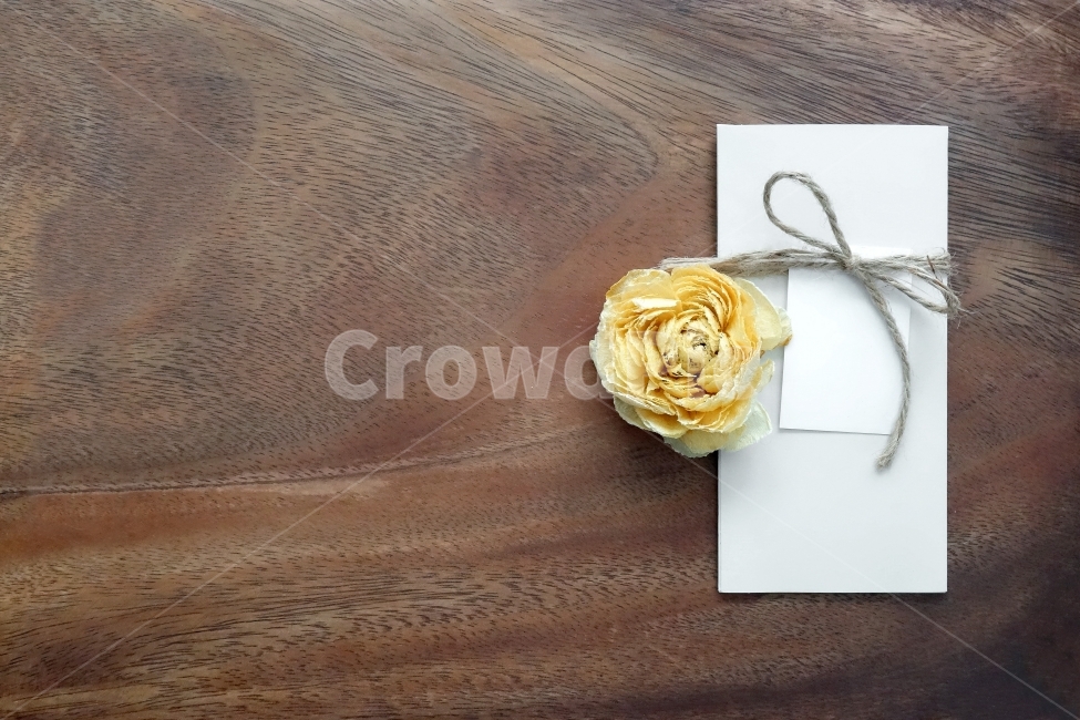 gift,dryflower,texture,woodbackground,ribbon,dried flower,wood pattern,tree background,letter,prop,giftbox,latter,tag,event,dried flowers,card,object