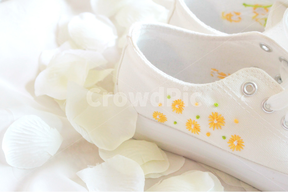 꽃,신발,흰색,색감,감성,분위기,꽃잎,flower,shouse,white,운동화,자수,패션스타일,의상,fashion,style,감성,sensible,feeling
