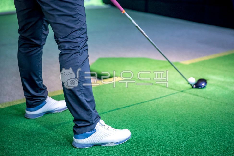 골프장,골프연습장,골프공,남자,다리,동작,레저,스포츠,신체,실내,여가,연습,잡기,포즈,자세,준비,의류,clothing,신발류,의복,apparel,footwear,person,사람,human,인간,golf,골프,sport,골프클럽,실내골프장,스포츠,레저,운동,sports,leisure,exercise