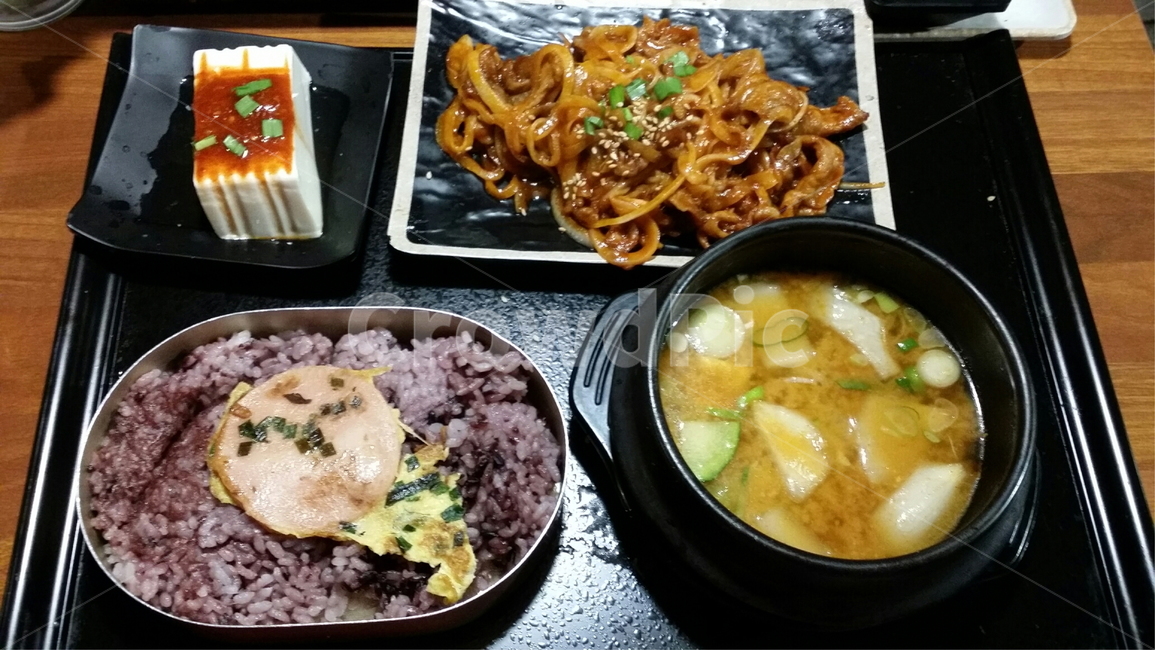 meal,식사,food,음식,dish,요리,사발,bowl,두부,된장찌개,소세지,제육덮밥,고기,순두부,도시락
