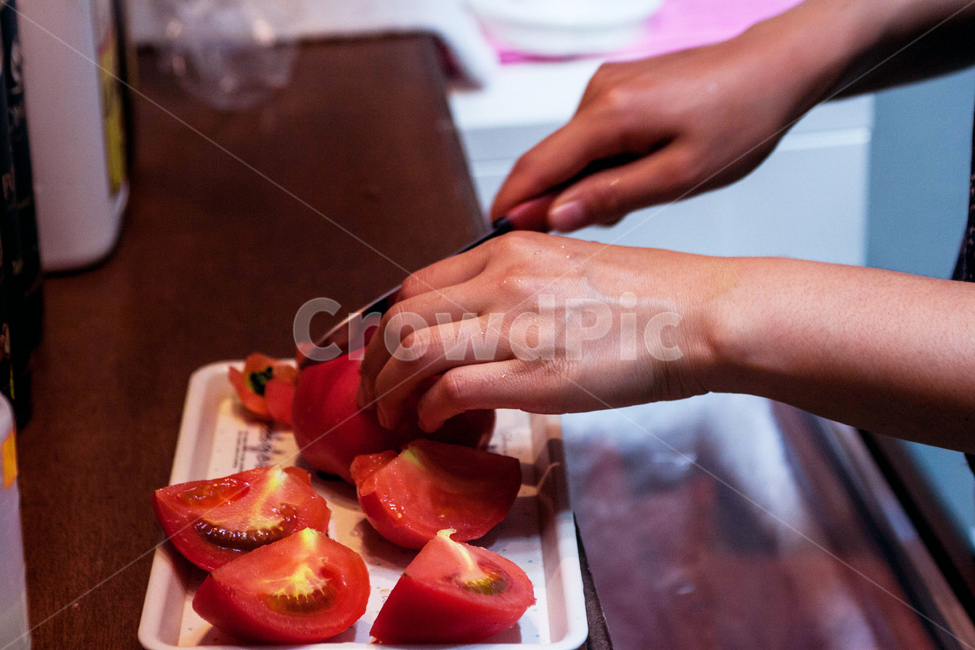 과일,토마토,손,fruit,hands,tomato,먹거리,간식,meal,음식,food,사람,인물,인간,human,person,신체일부,몸,body,주방,키친,부엌,주방용품,요리도구,kitchen,kitchenware,cookroom,cookingutensil,음식,식재료,요리,food,cook,meal,dishes,food reserves,채소,야채,vegetables