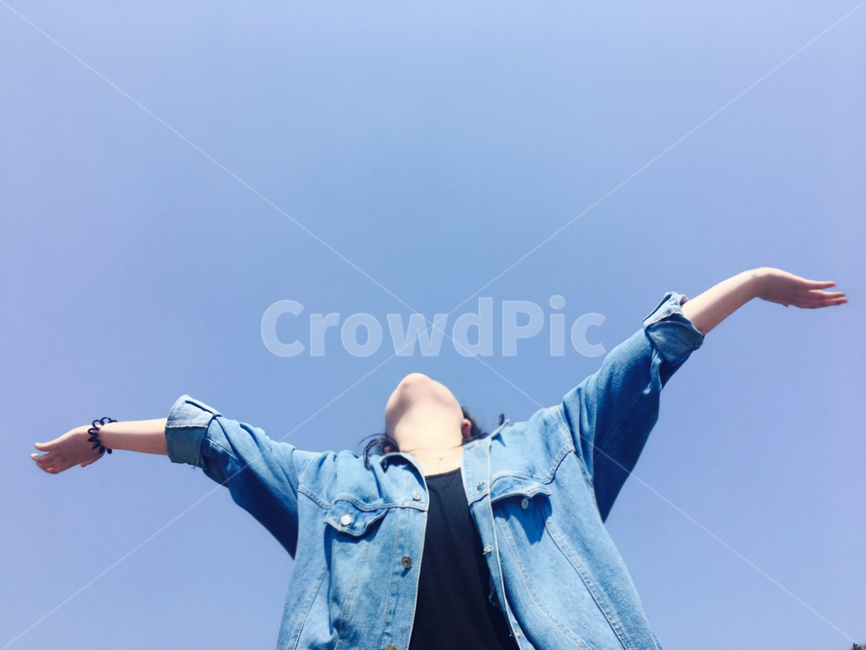 여자,하늘,자유,청자켓,만세,사람,인물,인간,human,person,감정표현,기분,feeling,emotion