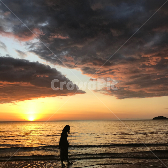 노을,인물,선셋,실루엣,역광,여행,하늘,여자,고독,해변,인물실루엣,사람실루엣,character silhouette,human silhouette,nature,자연,outdoors,옥외,sunlight,햇빛,red sky,붉은 하늘,dusk,황혼,sunset,일몰,dawn,새벽,sky,person,사람,human,인간