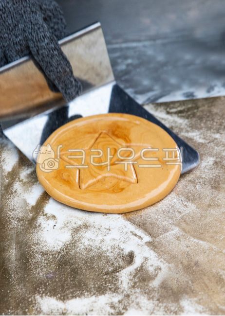 candy,snack,Korean traditional food,old snacks,Snacks,human,hand,mainbeak,star,belt,BackgroundBackground,banding,Making dalgona,squidgamecharacter,draw,koreantraditionalfood,food,Beef bowl,Korean traditional snacks,koreantraditionalsweets,background,perso