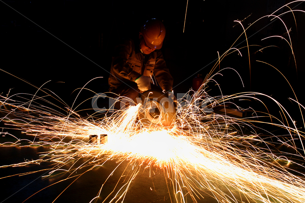 산업전사,근로자,절단작업,불꽃,궤적,기계,안전,공업,작업자