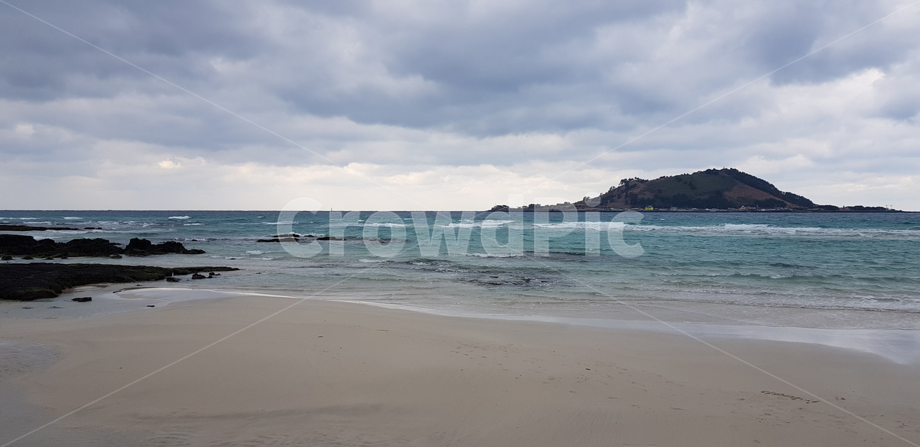 제주바다,바다,에머랄드빛,겨울바다,돌,하늘,jeju,jejuisland,winter,겨울,섬,해변,beach,자연,nature,자연,풍경,nature,landscape,해변,바다,beach,sea,제주도,jeju,jeju island,land,땅,outdoors,옥외,water,물,shoreline,해안선,ocean,대양,coast,연안