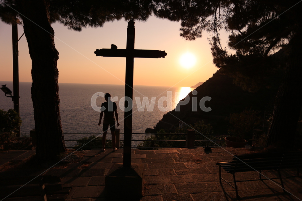 이태리,이탈리아,친퀘테레,italy,cinqueterre,마나롤라,유럽,바다,야경,일몰,언덕,남자,십자가,벤치
