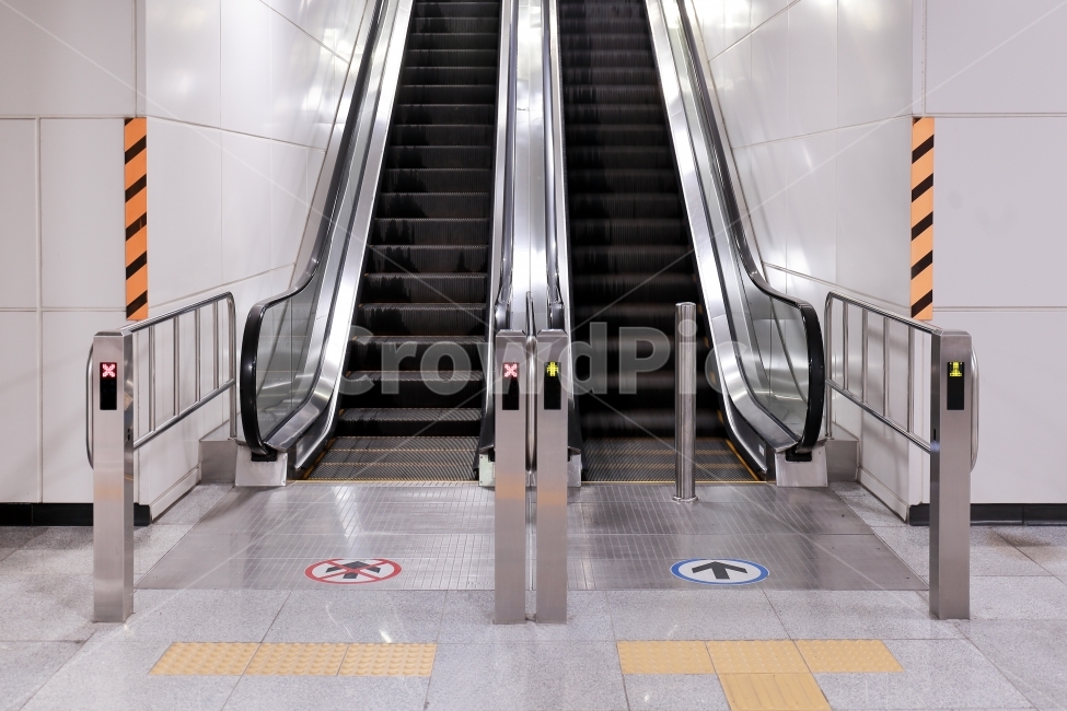 Convenient,arrow,stairs,shopping mall,stomach,construct,office,down,building,elevator,business trip,interior architecture,Street,2 people,leave work,enter,Impossible,traffic,glass,rail,handle,picnic,exit,convenient,underground,metro,public transport,Trans