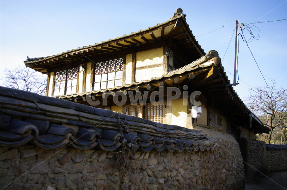 한옥,돌담,담장,하늘,돌담장,기와,지붕,한국전통,한국문화,korean traditional,korean culture,건축물,건물외관,exterior,building,structure,architecture,construction
