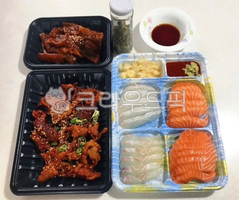 광어회,연어회,광어,연어,생선회,회,날음식,사시미,안주,술안주,싱싱한,신선한,생선,닭발,무뼈닭발,불닭발,돼지껍데기,돼지껍떼기,돼지,참깨,닭발요리,닭요리,생강절임,생강초절임,생와사시,와사비,초장,케이퍼,간장,소스,일회용용기,포장,포장음식,배달,배달음식,야식,먹방,음식,식사,요리,식재료,meal,food,cook,dish
