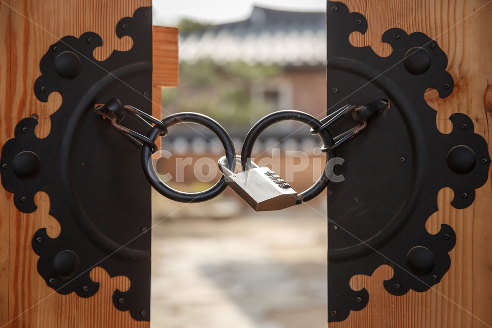 문,문고리,전통문양,열쇠,gate,lock,traditional,doorknob,패턴,pattern,자물쇠,사물,물건,오브젝트,thing,object,matter