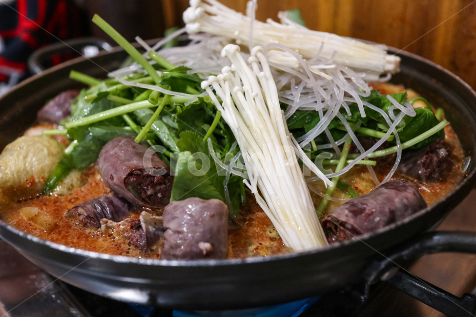 순대전골,전골,순대,안주,음식,먹거리,전통음식,한국음식,야식,군침,시장,저렴한,푸짐한,따듯한,팽이버섯,음식,식재료,요리,food,cook,meal,dishes,food reserves,육류,고기,meat,한식,한국음식,한국요리,korean food,korean dishes,korean meal,korean cook