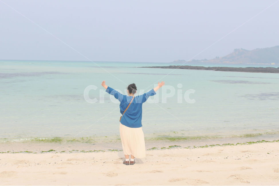 사람,감성사진,바다,하늘,여자,blue,people,woman,sky,sea,해변,바다,beach,sea,제주도,jeju,jeju island,사람,인물,인간,human,person,여성,여자,woman,female,lady,여행,휴가,traveling,vacation,trip,clothing,의류,shorts,반바지,apparel,의복