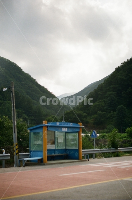 버스정류장,버스정거장,필름카메라,시골,산골,필카,감성,산,자연,하늘,구름