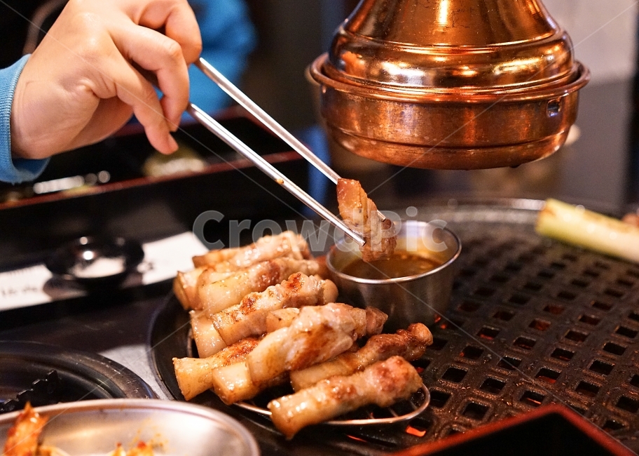 고기,삼겹살,음식,술안주,오겹살,꼬기,안주,먹방,육식,구이,육류,돼지고기,돼지,술자리,먹빵,젓가락질,젓가락,사람,인물,인간,human,person,신체일부,몸,body,음식,식재료,요리,food,cook,meal,dishes,food reserves,육류,고기,meat,한식,한국음식,한국요리,korean food,korean dishes,korean meal,korean cook