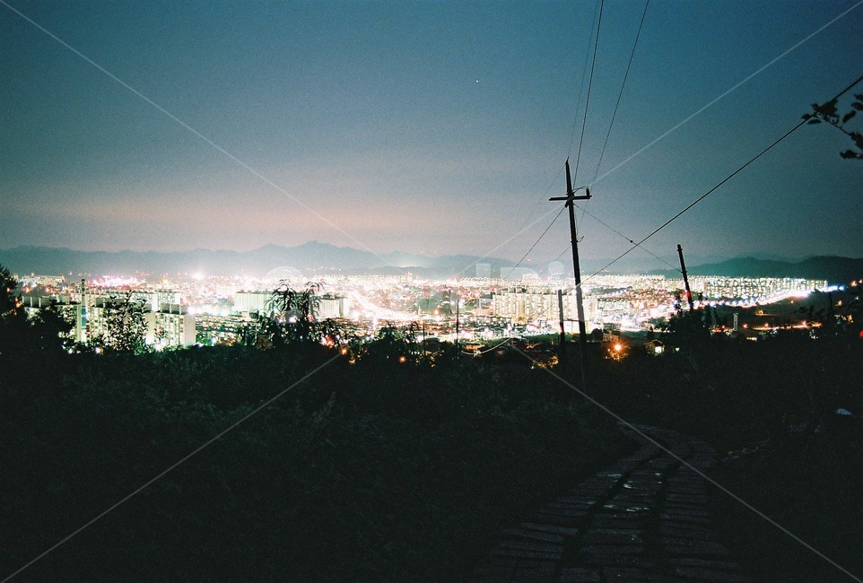 밤하늘,야경,도심,임도,전신주,naghtsky,nightscene,utilitypole,야경,밤,풍경,nightscape,night,landscape,도시,city,한국도시풍경,한국도시경관,korea cityscape,power lines,전력선,electric transmission tower,송전탑,cable,케이블