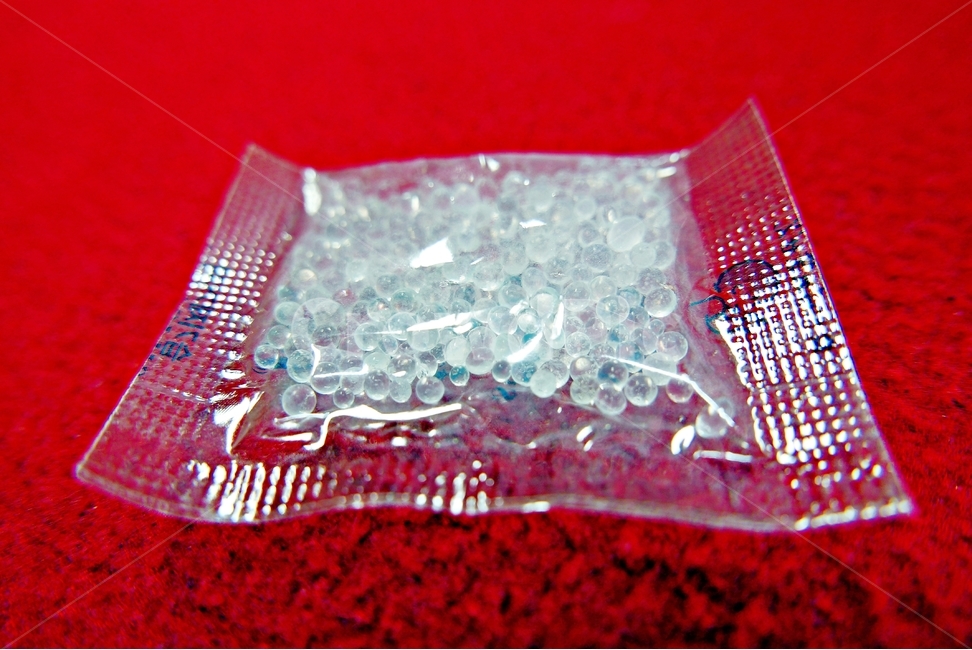 실리카겔,건조제,약통,드라이,dry,약품,비닐,포장,투명,흰색,빨간배경,접사,구형,알갱이,위생,건강,헬스웨어,헬스케어,healthware,health care,의료,의학,병원,medical,hospital,clinic