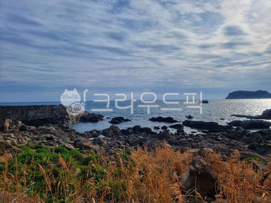 waves,blue sky,rest,outing,nature,island,sea,spring,horizon,healing,promontory,Jeju Olle Trail,rocks,ocean view,vacation,Jeju Island,cape,landscape,wind