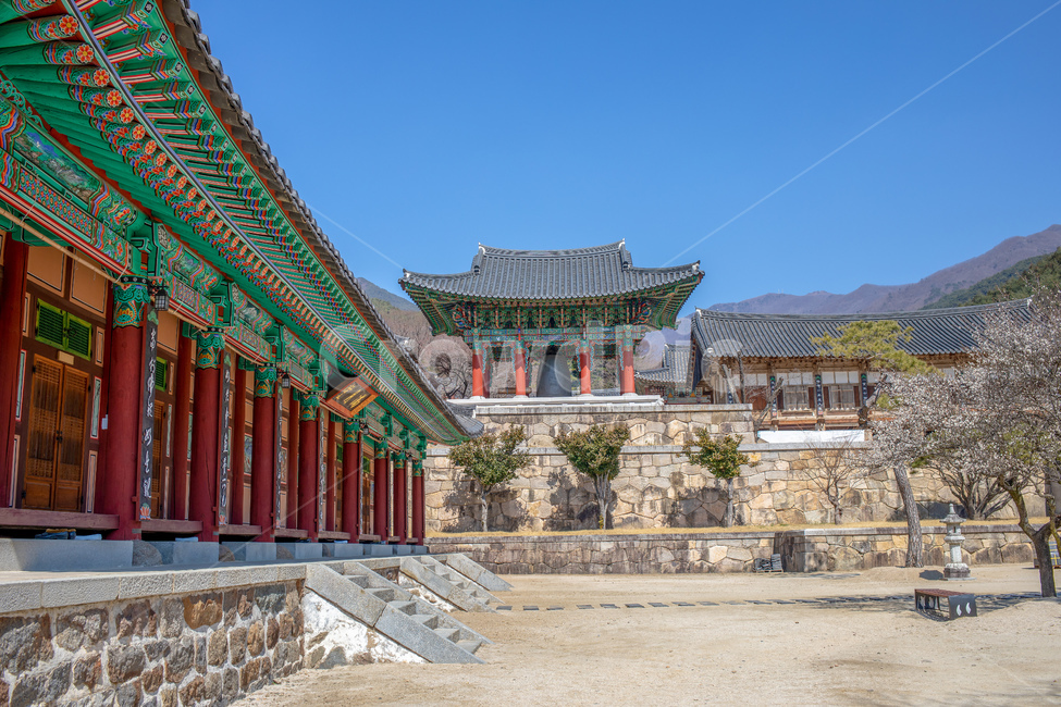화엄사,사찰,불교,건축물,종교,조계종,목조건물,처마,문양,전통,문화,역사,템플스테이,지붕,나무,하늘,돌담,돌계단,구례,지리산,노고단,한국,buddhism,temple,religion,faith,templestay,eaves,structure,한국전통,한국문화,korean traditional,korean culture,건축물,건물외관,exterior,building,structure,architecture,construction