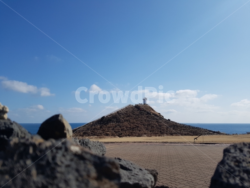 등대,언덕,구름,섭지코지,제주도,제주,관광지,돌담,돌,계단,바다,바닷물,여행,산책,걷기,하늘,길,사람들,사진,맑은날,자연,풍경,nature,landscape,한국자연풍경,한국자연경관,korea nature landscape,등대,lighthouse,제주도,jeju,jeju island,dirt road,흙길,road,도로,gravel,자갈,slope,경사
