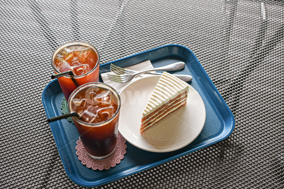 Ice americano,icecoffee,carrotcake,delicious,americano,carrot cake,cafe,dessert,cool coffee,cake,sweet,spare,iced coffee