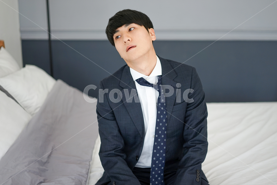 남성,남자,정장,침대,집,실내,침실,넥타이,피로감,사람,인물,인간,human,person,남성,남자,man,male