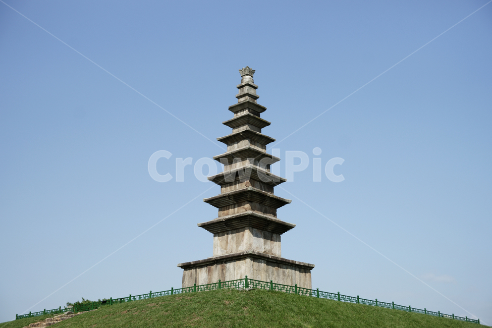 architecture,건축물,building,건물,충주,중앙탑,석탑,탑,탑평리,7층석탑,국보제6호,잔디,하늘,통일신라시대,유적