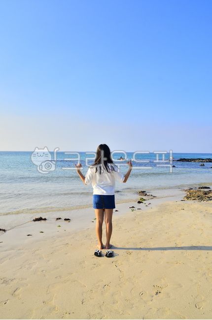 여름사진공모전,바다,바닷가,제주도,모래밭,모래사장,해안,아이,소녀,여자아이,뒷모습,휴가,방학,하늘,여름,sea,seashore,jeju,sand,girl,vacation,holiday,sky,summer,clothing,의류,apparel,의복,shorts,반바지,person,사람,human,인간,해수욕장,해변