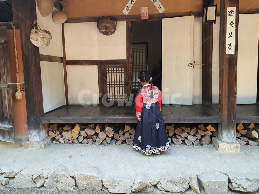 한복,아이,여자,민속촌,의복,패션,옷,의류,뒷모습,clothing,fashion,apparel,robe,gown,한국전통,한국문화,korean traditional,korean culture,한복,한국전통의상,hanbok,korean traditional clothes,사람,인물,인간,human,person,어린이,어린아이,child,children,kid