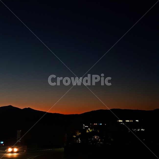 밤하늘,야경,산,밤,어두운하늘,빛,야경,밤,풍경,nightscape,night,landscape,nature,자연,outdoors,옥외,sky,하늘,red sky,붉은 하늘,dusk,황혼,dawn,새벽,sunset,일몰
