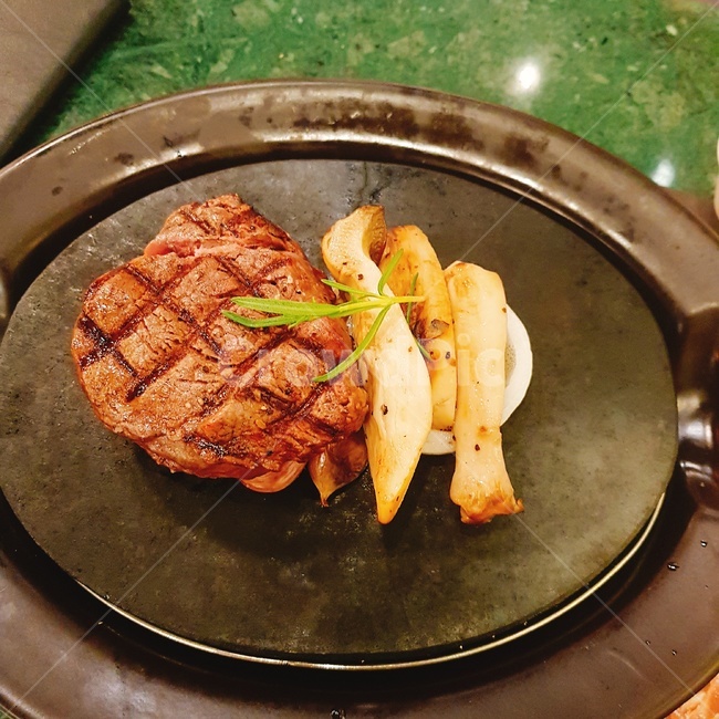 스테이크,뷔페,철판,음식,양식,음식,식재료,요리,food,cook,meal,dishes,food reserves,육류,고기,meat