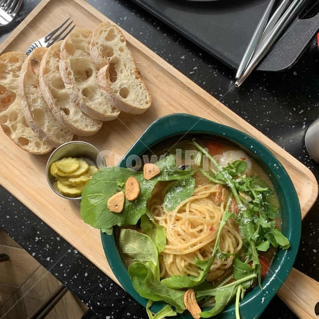 음식,food,dish,요리,빵,바게트,파스타,오일파스타,감바스,감바스파스타,새우감바스,새우감바스파스타,bread