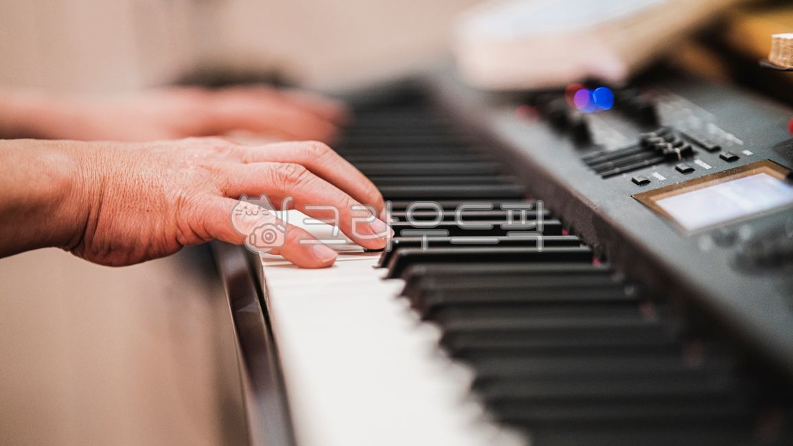 피아노,건반,피아노치는사람,음악,작곡,악기,음향기기,musical instrument,musical equipment