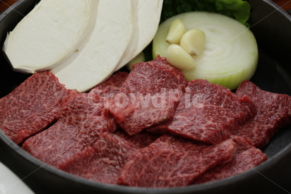 food,음식,고기,소고기,붉은색,양파,버섯,마블,등심