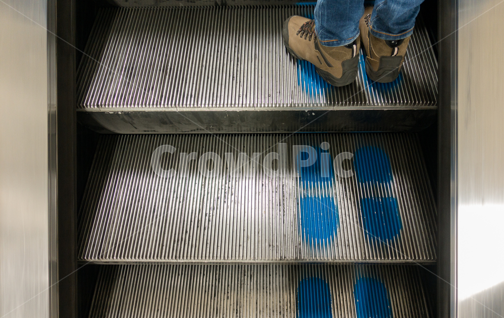 계단,에스컬레이터,지하철,발자국,감성,신발류,footwear,shoe,apparel,clothing,의복,england,london,underground,tube