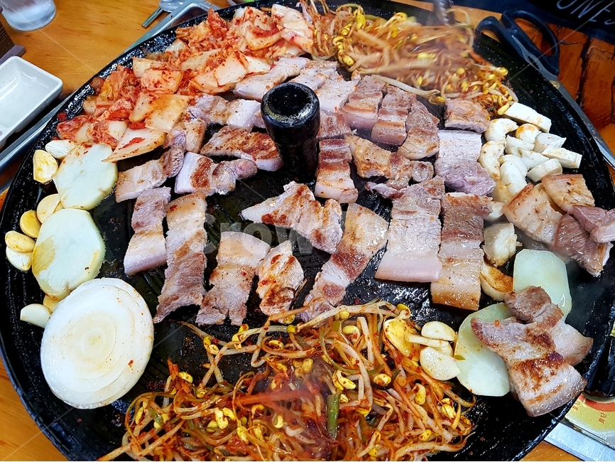 삼겹살,솥뚜껑삼겹살,김치,양파,콩나물,감자,구워먹는,솥뚜껑,식사,meal,술안주,한국식,음식,식재료,요리,food,cook,meal,dishes,food reserves