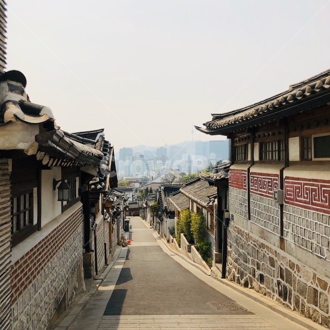 한옥마을,한국전통,한옥,건축,도시풍경,자연,전통가옥,기와집,기와,나무,북촌,북촌한옥마을,촌,골목,골목풍경,한복,시골,마을,동네,우리동네,시골마을,친환경,주택,전통주택,단독주택,단층주택,한국적인,한국적,한옥골목,도시,풍경,한국도시풍경,골목길,한국문화,한국도시경관,housing,traditionalhouse,countryside,house,traditional,koreanhouses,traditionalarchitecture,aisa,southkorean,asiantradition,city,koreantradition,landscape,korean,koreacityscape,alley,koreanculture,koreantraditional,ancientarchitecture,republicofkorea,roof,지붕,전통,감성,sensible,feeling,색감,색채,색상,색깔,부드러움,연출,컨셉,콘셉,분위기,기분,감정,감정표현,감성사진,concept