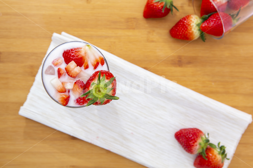 딸기,딸기라떼,strawberry,strawberrylatte,strawberrybeverage,딸기음료,딸기쥬스,음료,음식,식재료,요리,food,cook,meal,dishes,food reserves,과일,열매,fruit,음료수,drink,beverage,감성,sensible,feeling