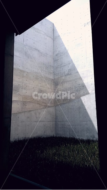 프레임,도시,도회적,콘크리트,노출콘크리트,풀밭,풀빛,햇살,그림자,구조적,구조물,현대건축,건축적,건축,현대적,모던,모던스타일,갤러리