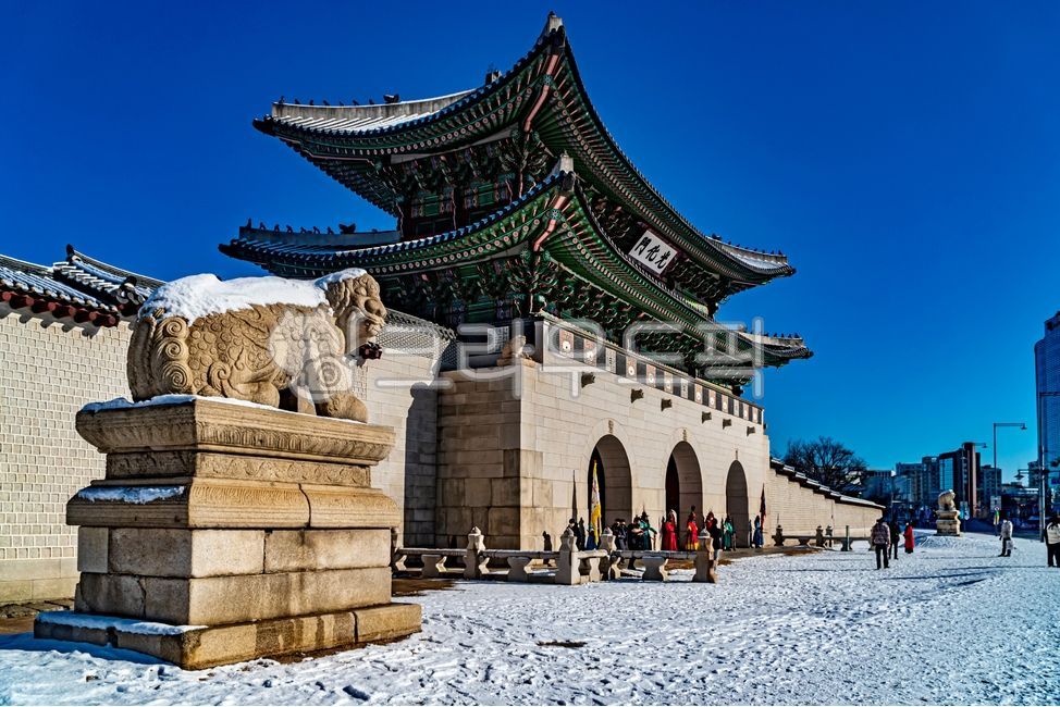 snow scene,castle,winter,Haitai,Gwanghwamun,castle gate,Jongro,building,snowscene,Hanyangdoseong,rampart,Gyeongbokgung,Cultural Heritage,hanok,sight,winterscene,castlegate,architecture,snowylandscape,Korean culture,seoul,korea,haetae,Hanok,snow,Castle,win
