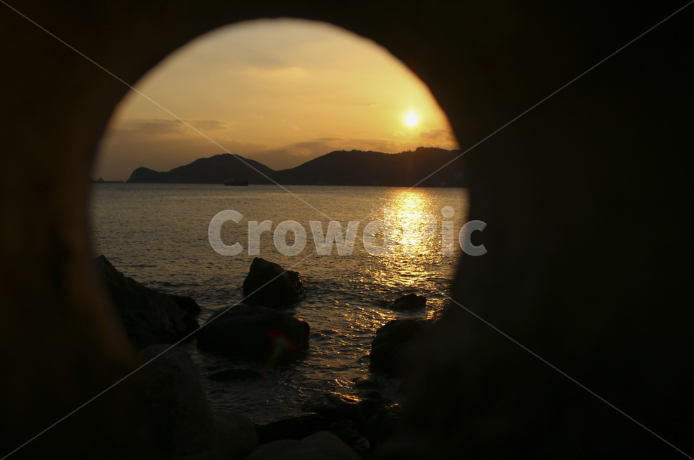 구멍,hole,일출,일몰,sunrise,sunset,light,빛,flare,플레어,sunlight,햇빛,sea,바다,ocean,beach,sky,cloud,하늘