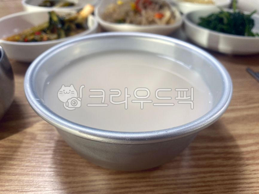 막걸리,탁주,양은그릇,발효주,배경,곡주,한국의술,전통술,대표술,대중적,서민적,유산균,한국술,주류,쌀,누룩,술,한국음식,한식,makgeolli,takju,sheepsilverbowl,fermentedliquor,background,grainwine,traditionalalcohol,representativealcohol,popular,commoner,lacticacidbacteria,koreanalcohol,alcoholicbeverage,rice,yeast,alcohol,koreanfood