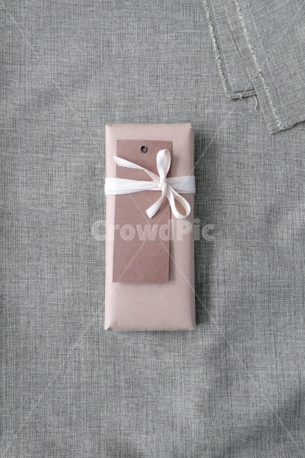 gift,dryflower,texture,cloth background,ribbon,memo,dried flower,paper packaging,clothbackground,gift box,gift wrapping,prop,giftbox,tag,event,dried flowers,cloth,object