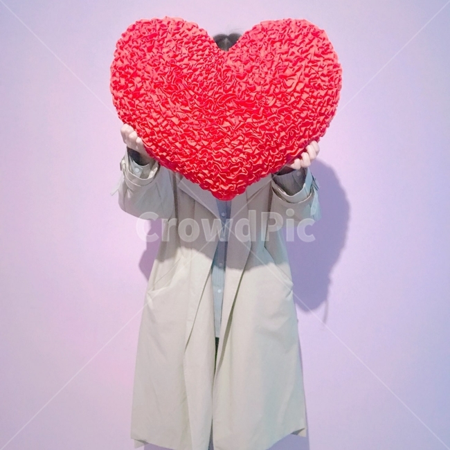 하트,고백,쿠션,하트쿠션,여자사람,사람,전시,love,person,감정표현,기분,feeling,emotion,기념일,축하,anniversary,congratulation,celebrate,celebration
