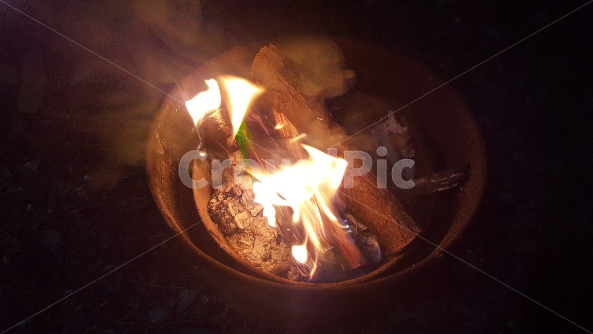 모닥불,캠프,캠핑,캠프파이어,여행,불,fire,밤,휴가,숯불,숯,불꽃,난로,열,장작불,활활타오는불,야경
