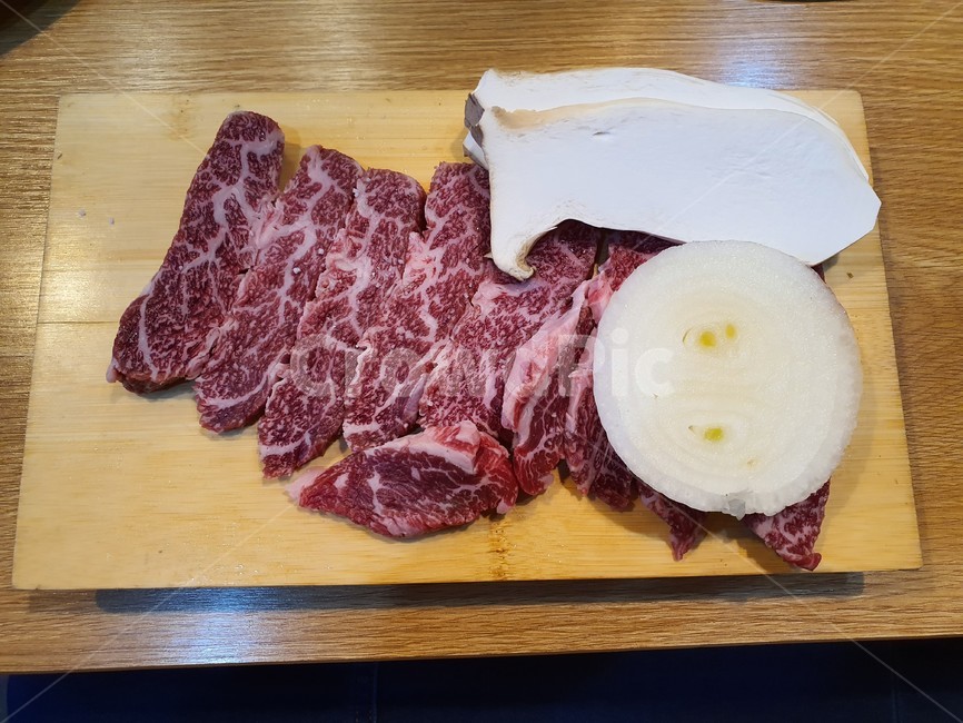 food,고기,갈비,갈비살,meat,음식,요리,dishes,육류,meal,cook,술안주,구이,한식,식사,한우,쇠고기,소고기,한우갈비살,생고기,식재료,석쇠,숯불,마블링,고기집,육류,고기,meat