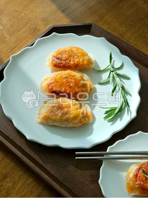 dumpling,morning sunlight,snack,Kimchi dumplings,chopsticks,Rosemary,plate,food